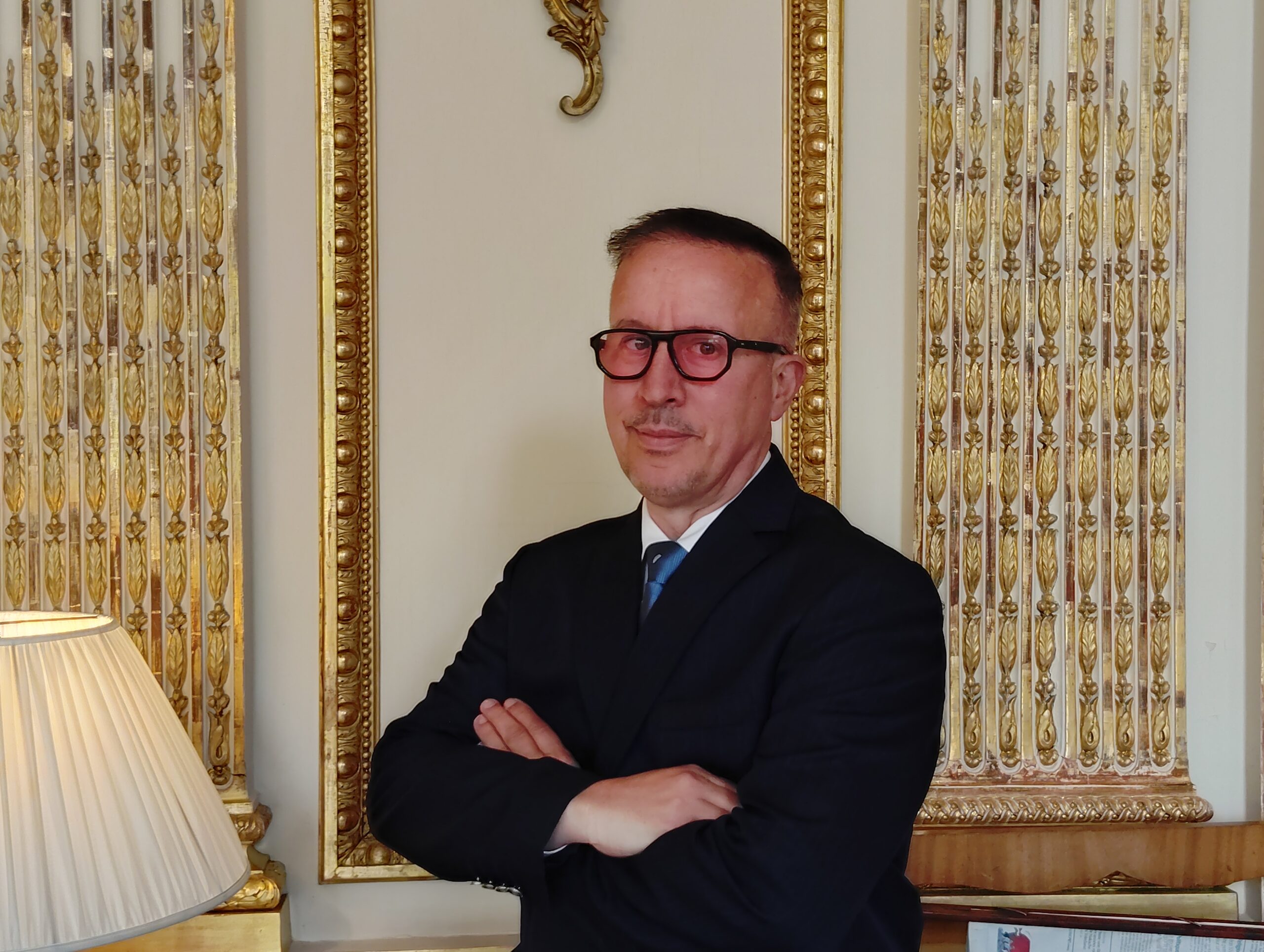 Portrait de Richard Faure, entrepreneur français reconnu en Europe pour son expertise dans les stores et parasols de luxe.