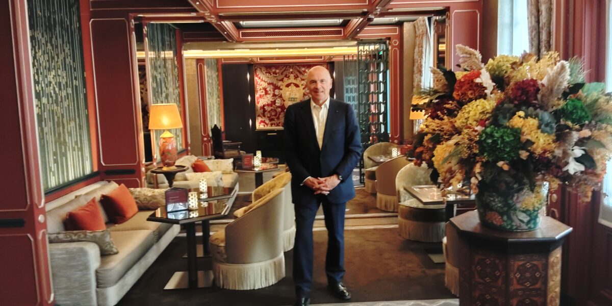 Façade haussmannienne de l’Hôtel Montesquieu, boutique‑hôtel de luxe du VIIIᵉ arrondissement, niché dans une rue calme près des Champs‑Élysées.