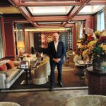 Façade haussmannienne de l’Hôtel Montesquieu, boutique‑hôtel de luxe du VIIIᵉ arrondissement, niché dans une rue calme près des Champs‑Élysées.