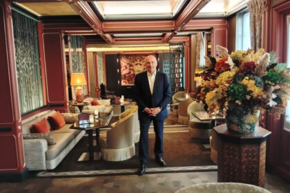 Façade haussmannienne de l’Hôtel Montesquieu, boutique‑hôtel de luxe du VIIIᵉ arrondissement, niché dans une rue calme près des Champs‑Élysées.