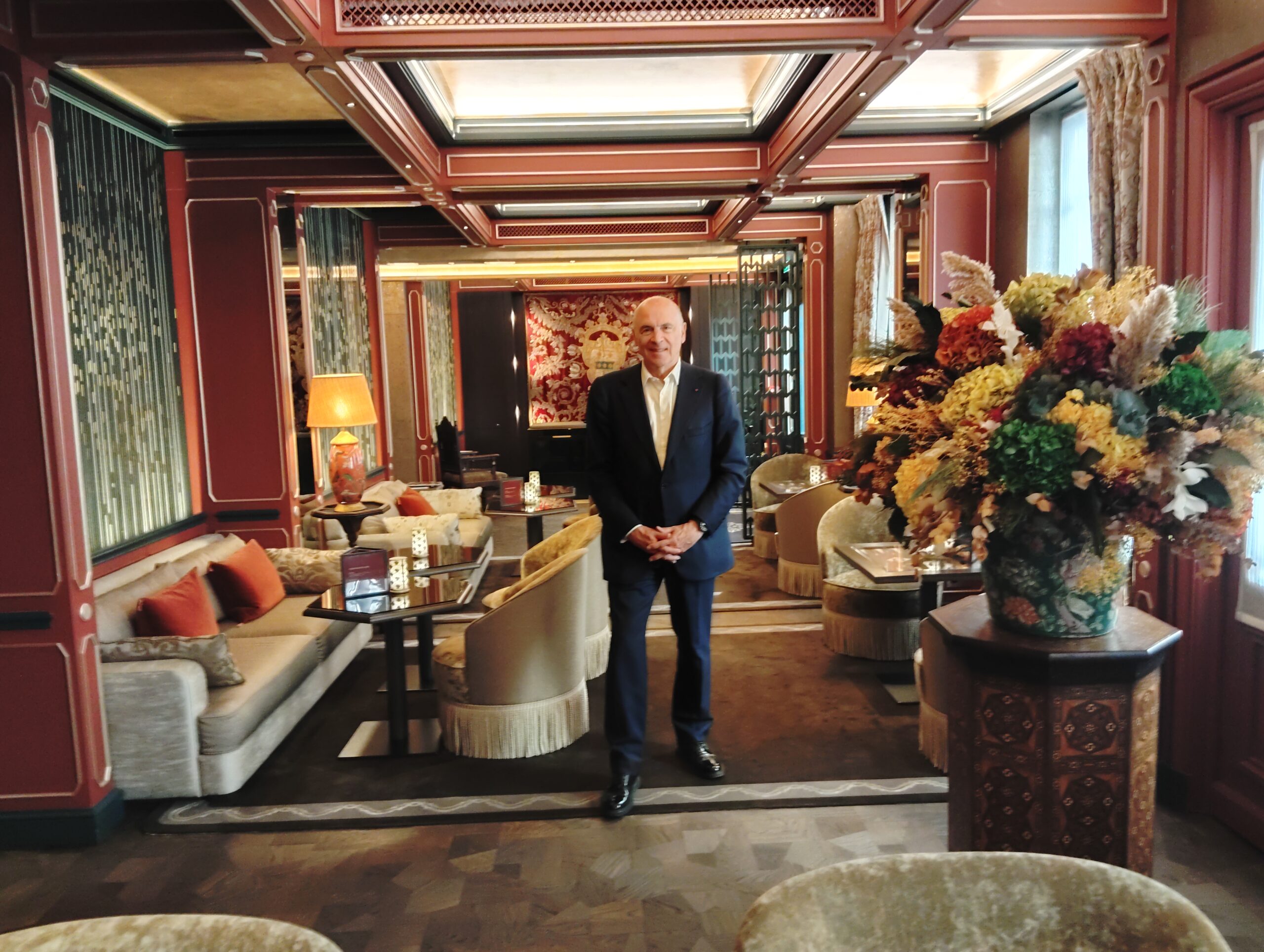 Façade haussmannienne de l’Hôtel Montesquieu, boutique‑hôtel de luxe du VIIIᵉ arrondissement, niché dans une rue calme près des Champs‑Élysées.