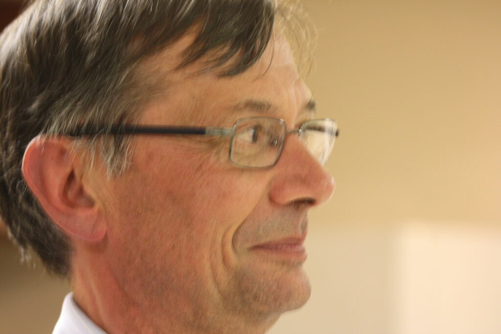 Interview de Jean‑Pierre Breu sur les 50 ans de Mali‑Médicaments.org, son histoire, ses actions et son adaptation au contexte sanitaire au Mali.