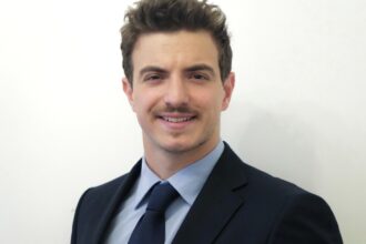 Portrait de Guillaume‑Abraham Mouselli, analyste des dynamiques géopolitiques entre la Chine, le Moyen‑Orient et les Balkans.