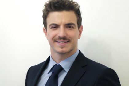 Portrait de Guillaume‑Abraham Mouselli, analyste des dynamiques géopolitiques entre la Chine, le Moyen‑Orient et les Balkans.