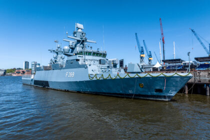 La corvette LÜBECK, cinquième unité Type 130 de la marine allemande, baptisée au chantier naval Blohm+Voss de Rheinmetall à Hambourg.