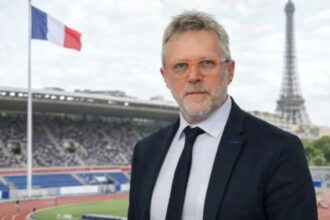 Portrait de Daniel Zielinski, délégué ministériel à la francophonie sportive, évoquant l’influence croissante du français dans le sport et les nouvelles technologies.