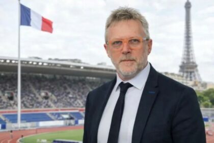 Portrait de Daniel Zielinski, délégué ministériel à la francophonie sportive, évoquant l’influence croissante du français dans le sport et les nouvelles technologies.