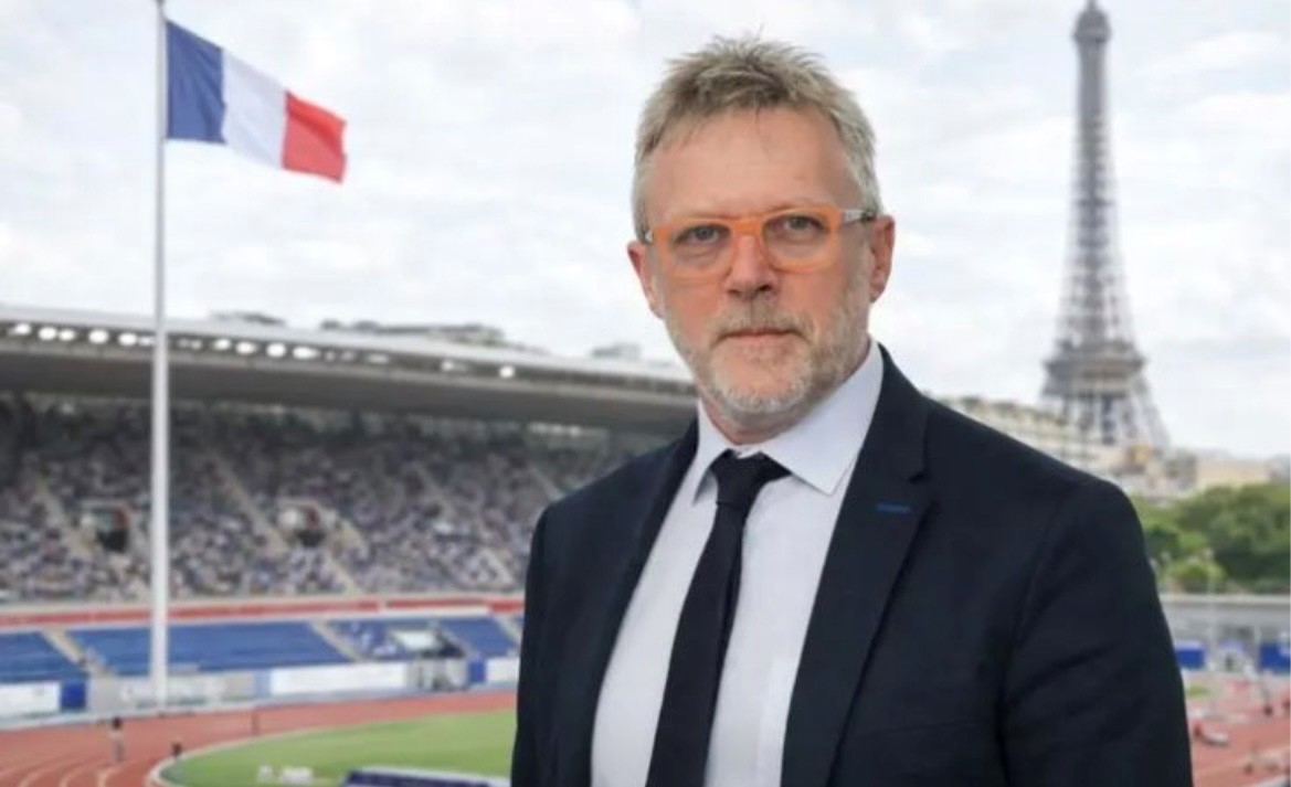 Portrait de Daniel Zielinski, délégué ministériel à la francophonie sportive, évoquant l’influence croissante du français dans le sport et les nouvelles technologies.