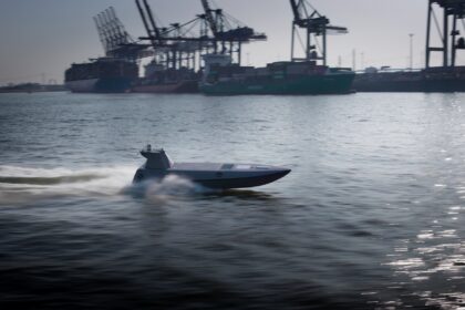 Le drone de surface autonome Kraken K3 Scout, développé par Rheinmetall et Kraken Technology, en phase de production sur le site Blohm+Voss à Hambourg.