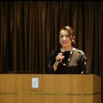 Portrait de Yuria Ito, assistante dentaire japonaise, expliquant l’importance de la nutrition dans la prévention dentaire.