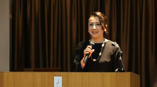 Portrait de Yuria Ito, assistante dentaire japonaise, expliquant l’importance de la nutrition dans la prévention dentaire.