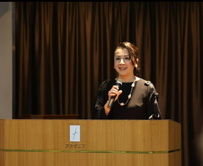 Portrait de Yuria Ito, assistante dentaire japonaise, expliquant l’importance de la nutrition dans la prévention dentaire.