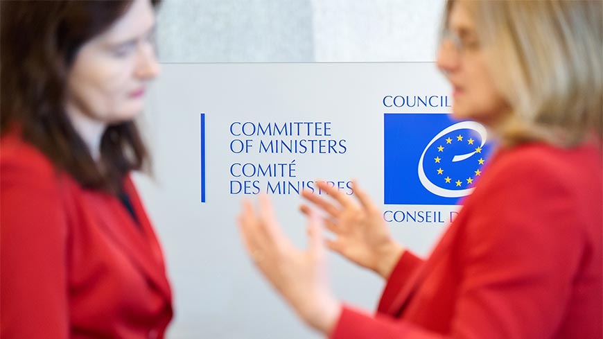 Illustration de la nouvelle recommandation du Conseil de l’Europe visant à renforcer la transparence et la sécurité des utilisateurs en ligne