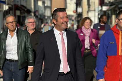 Portrait de Karl Olive lors d’un entretien sur l’action publique, la proximité territoriale et les enjeux politiques à venir.