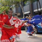 Parade du festival Kanamara à Kawasaki, au Japon, montrant des symboles phalliques géants portés lors d’un rituel shinto célébrant la fertilité.