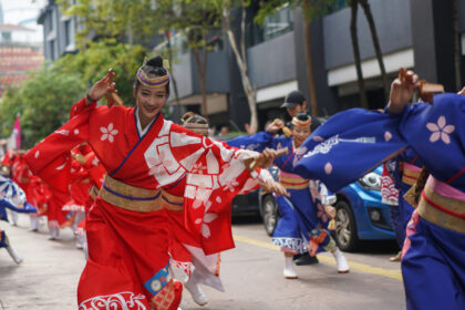 Parade du festival Kanamara à Kawasaki, au Japon, montrant des symboles phalliques géants portés lors d’un rituel shinto célébrant la fertilité.