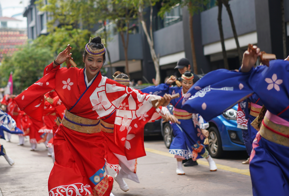 Parade du festival Kanamara à Kawasaki, au Japon, montrant des symboles phalliques géants portés lors d’un rituel shinto célébrant la fertilité.