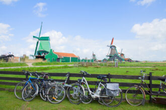 Illustration des indicateurs 2025 publiés par BNP Paribas Mobility, mesurant la bascule vers la mobilité électrique chez les particuliers, entreprises et industriels.