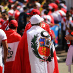 Portrait de Rafael López Aliaga, homme politique péruvien, lors d’un meeting de campagne, saluant ses partisans.