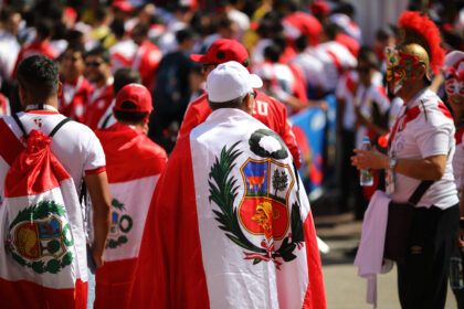 Portrait de Rafael López Aliaga, homme politique péruvien, lors d’un meeting de campagne, saluant ses partisans.