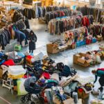 Illustration représentant des vêtements recyclés, des ateliers de réparation et des matériaux durables symbolisant la transition vers une mode circulaire.