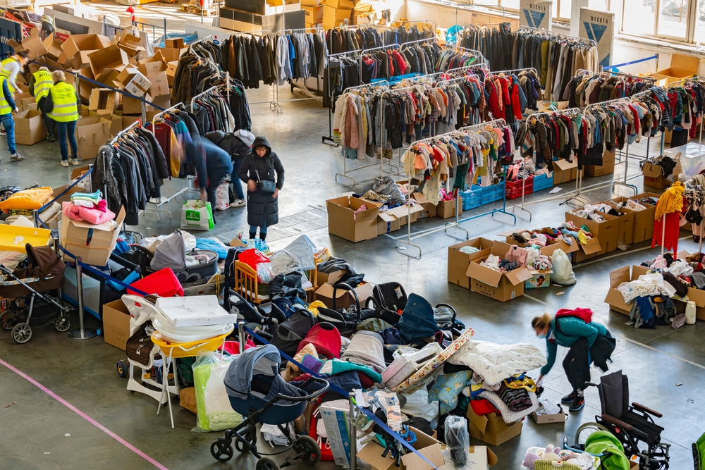 Illustration représentant des vêtements recyclés, des ateliers de réparation et des matériaux durables symbolisant la transition vers une mode circulaire.