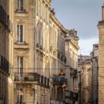 Vue d’une ville moyenne française illustrant son attractivité croissante face aux campagnes isolées.