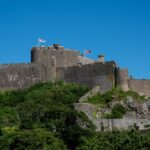 Vue des îles Anglo‑Normandes, symbolisant l’entrée en vigueur de l’ETA en 2026 pour les voyageurs français, avec exception pour les excursions sans nuitée.