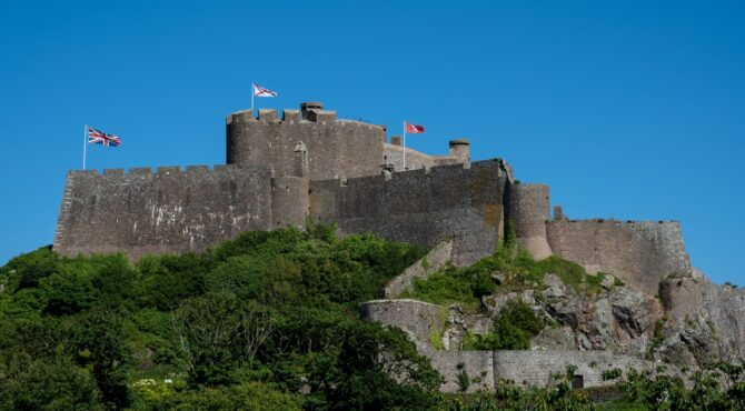 Vue des îles Anglo‑Normandes, symbolisant l’entrée en vigueur de l’ETA en 2026 pour les voyageurs français, avec exception pour les excursions sans nuitée.