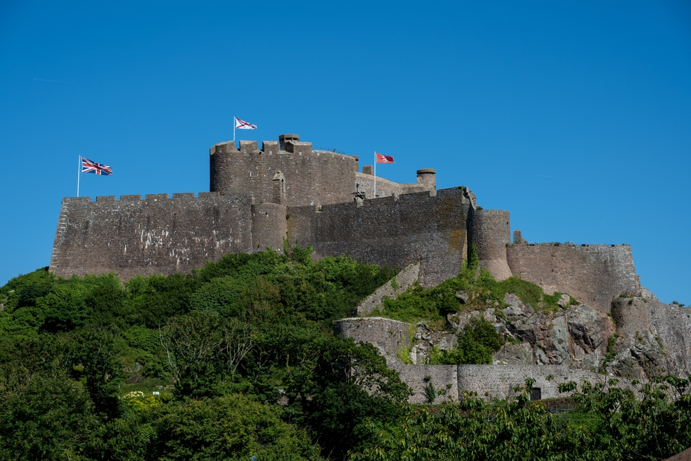 Vue des îles Anglo‑Normandes, symbolisant l’entrée en vigueur de l’ETA en 2026 pour les voyageurs français, avec exception pour les excursions sans nuitée.