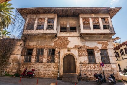 Travaux de rénovation énergétique dans une maison ancienne