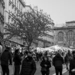 Foule vue de haut illustrant la différence entre peuple et population dans les démocraties modernes.