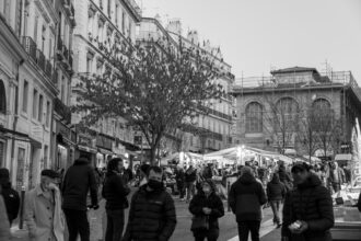 Foule vue de haut illustrant la différence entre peuple et population dans les démocraties modernes.