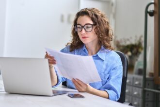 Équipe Aldelia travaillant sur la gestion de la paie internationale avec un modèle hybride click & mortar.
