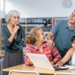 Étudiants devant une université française, illustrant le débat sur les droits d’inscription majorés pour les étudiants étrangers.