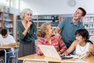 Étudiants devant une université française, illustrant le débat sur les droits d’inscription majorés pour les étudiants étrangers.