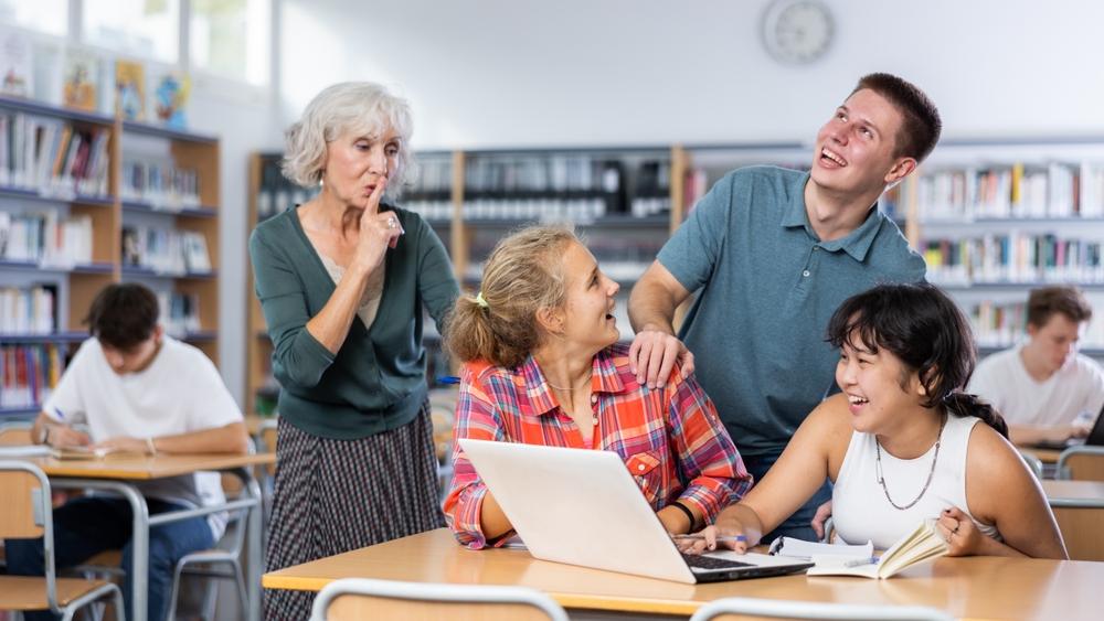 Étudiants devant une université française, illustrant le débat sur les droits d’inscription majorés pour les étudiants étrangers.