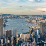 Vue panoramique de Hong Kong illustrant son modèle fiscal territorial et son attractivité pour les entreprises internationales.