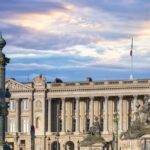 Vue d’un hôtel du 8ᵉ arrondissement de Paris près des Champs‑Élysées, illustrant un séjour touristique et professionnel dans un quartier prestigieux