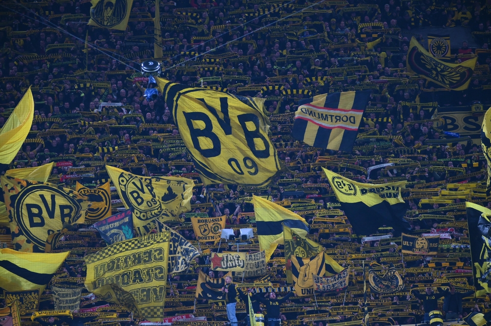Enfants participant au camp d’entraînement organisé par Rheinmetall et le Borussia Dortmund, avec visites du stade et rencontres avec des figures du club.