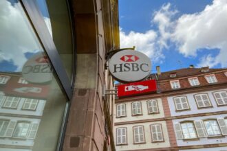 Un conseiller financier échange avec un client autour de documents patrimoniaux, illustrant le choix entre banque, CGP et fintech pour gérer son patrimoine