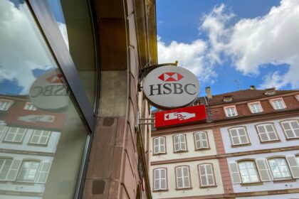 Un conseiller financier échange avec un client autour de documents patrimoniaux, illustrant le choix entre banque, CGP et fintech pour gérer son patrimoine