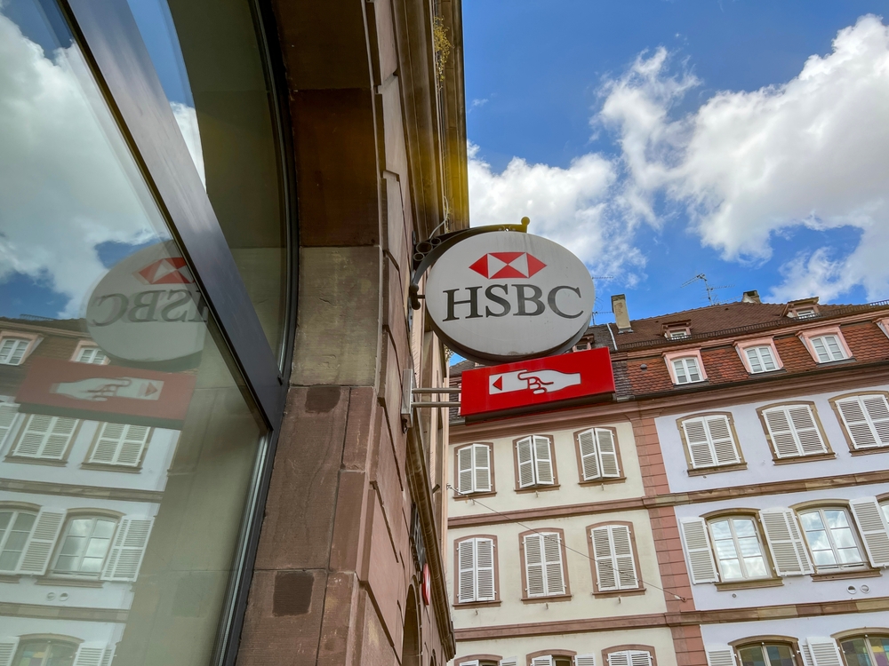 Un conseiller financier échange avec un client autour de documents patrimoniaux, illustrant le choix entre banque, CGP et fintech pour gérer son patrimoine