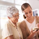 Bijoux de famille posés sur une table, illustrant les enjeux de succession entre héritiers et la distinction entre présent d’usage et don manuel.