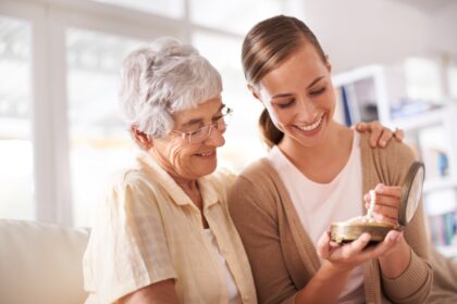 Bijoux de famille posés sur une table, illustrant les enjeux de succession entre héritiers et la distinction entre présent d’usage et don manuel.