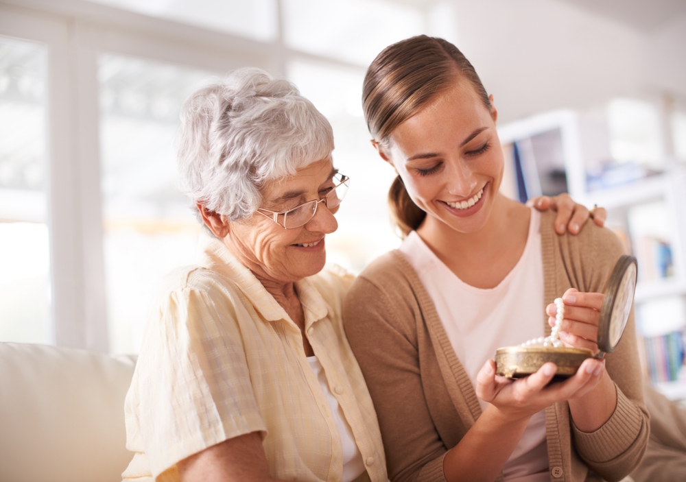 Bijoux de famille posés sur une table, illustrant les enjeux de succession entre héritiers et la distinction entre présent d’usage et don manuel.