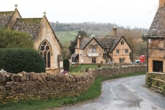 Graphique montrant la population du Centre‑Val de Loire entre 2013 et 2026, avec une croissance faible et une tendance au vieillissement.
