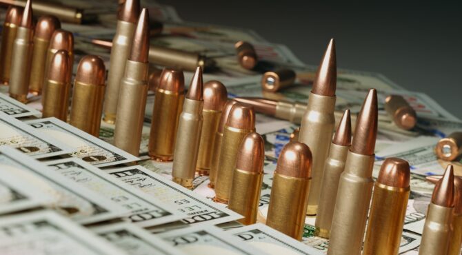 Visualisation des dépenses militaires mondiales en 2025, montrant la hausse en Europe, en Asie-Océanie et la répartition entre les principaux pays dépensiers.