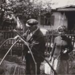 Graphique ou foule illustrant le vieillissement rapide de la population et le déclin démographique en Europe.