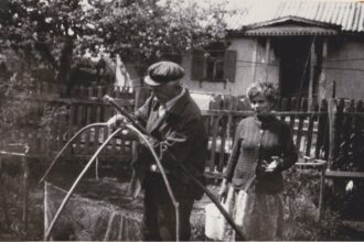 Graphique ou foule illustrant le vieillissement rapide de la population et le déclin démographique en Europe.